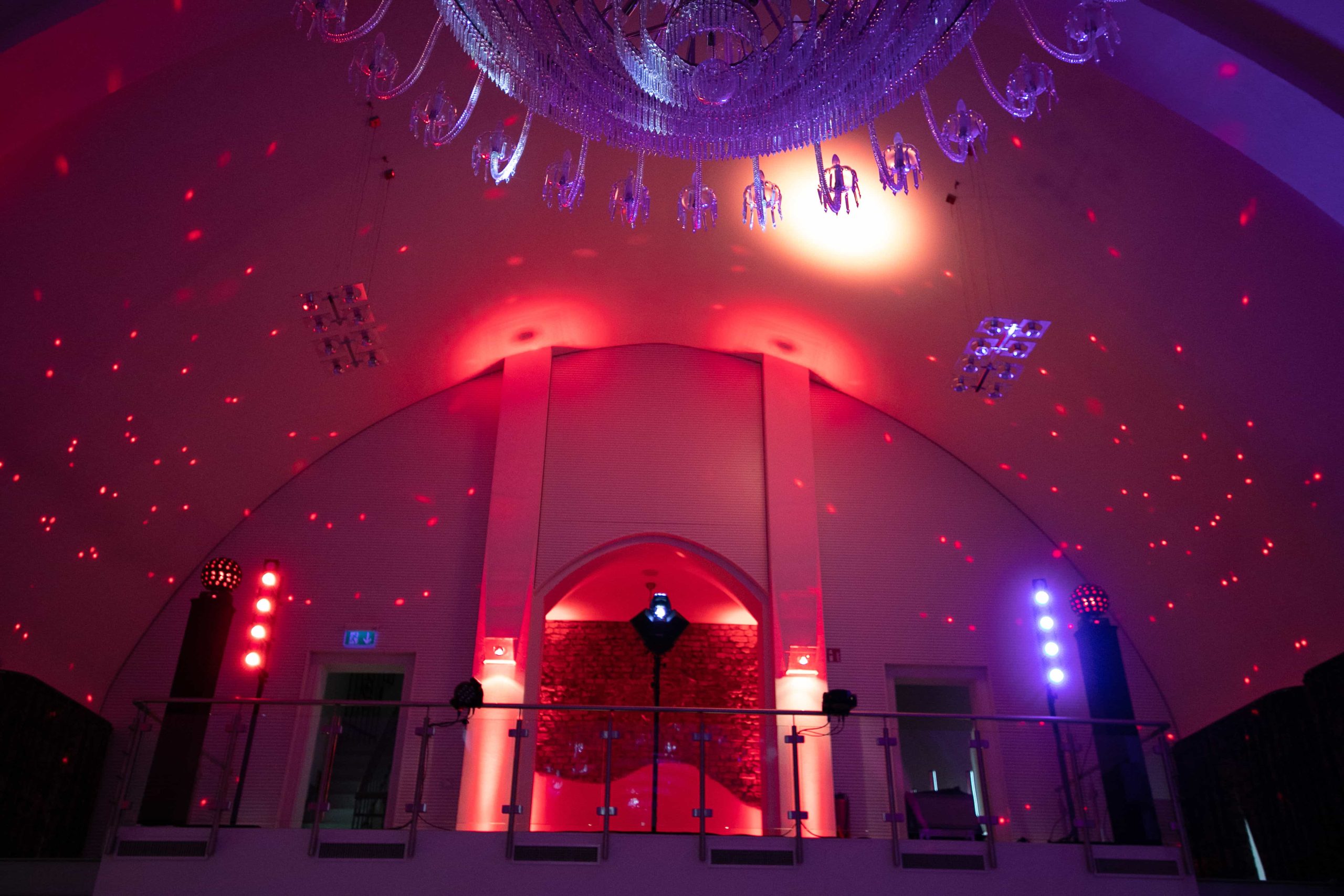 Event Location mit rot leuchtenden Partylichtern