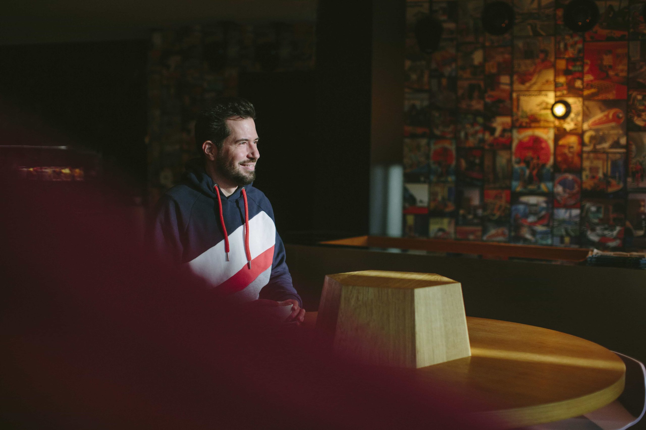 lässiges Portraitbild von Event-DJ Markus Rosenbaum, der gerne relaxte Songs auflegt