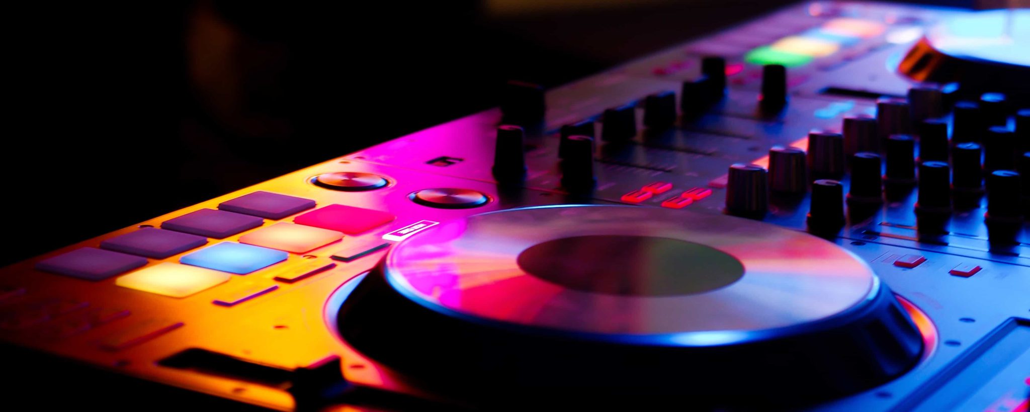 Mischpult mit Turn Table als Ausstattung eines professionellen Event-DJs