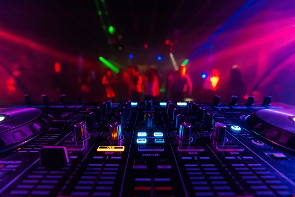 leuchtendes DJ Mischpult bei einer Party