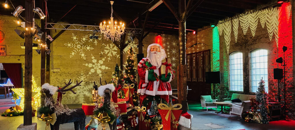 weihnachtliche Deko mit Geschenken, Tannenbaum und Weihnachtsmann in der Event Location Gare du Neuss