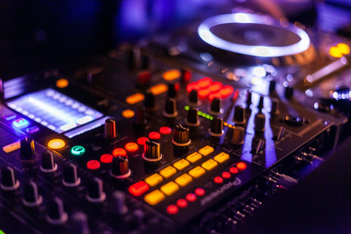 beleuchtete Schaltfläche eines DJ Mischpults