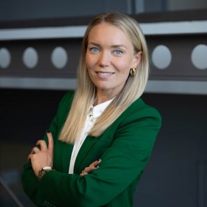 Portraitfoto von Emilia Vuorela, Head of Marketing & Communications bei Pemamek in Finnland