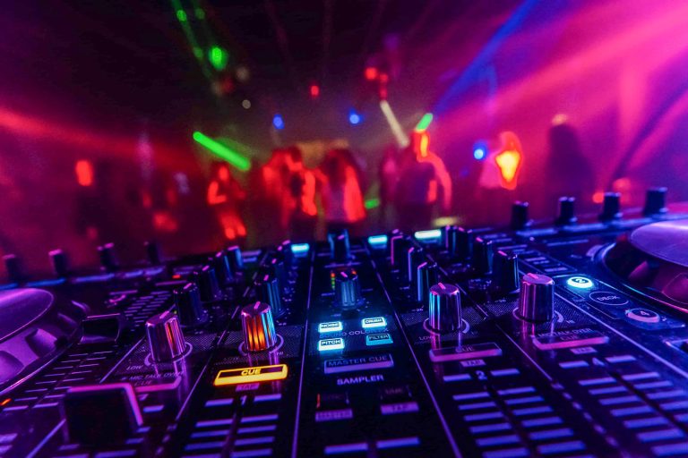 leuchtende Bedienknöpfe auf einem DJ-Controller