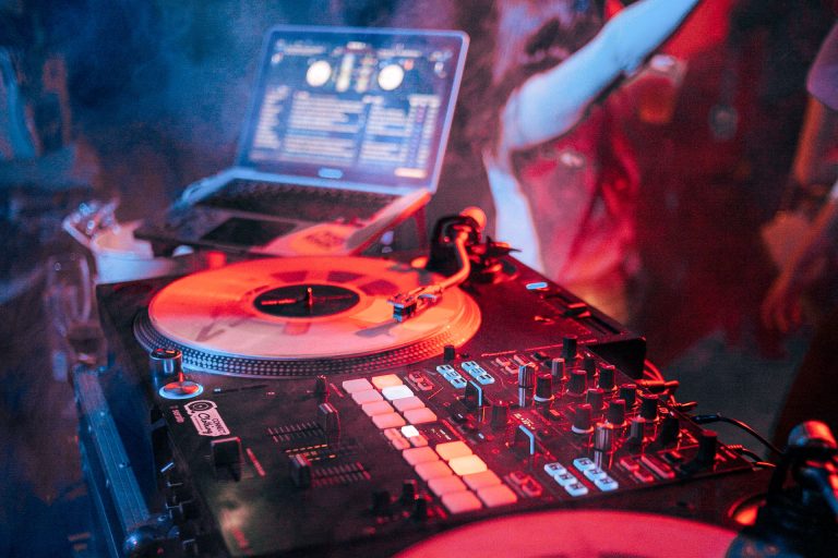 DJ Mischpult mit Controller, Bedienknöpfen, Reglern und Laptop