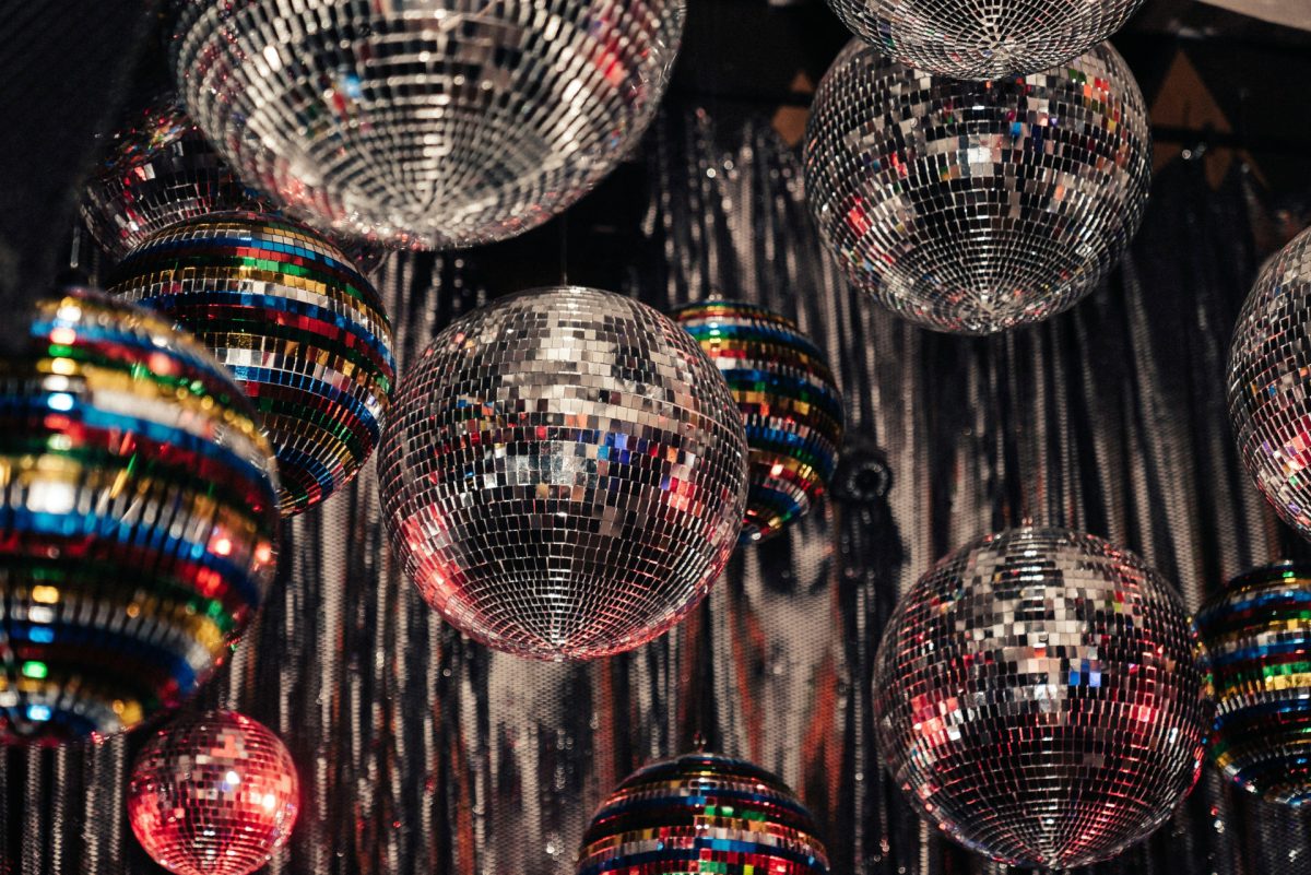 zahlreiche silberne Disco Kugeln hängen als Partydeko unter der Decke